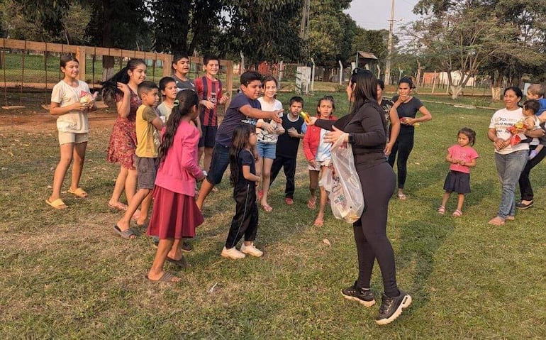 
Centenares de niños y adolescentes de Potrero Ybate, reciben sus respectivos regalos por parte de esta persona radicada en España 