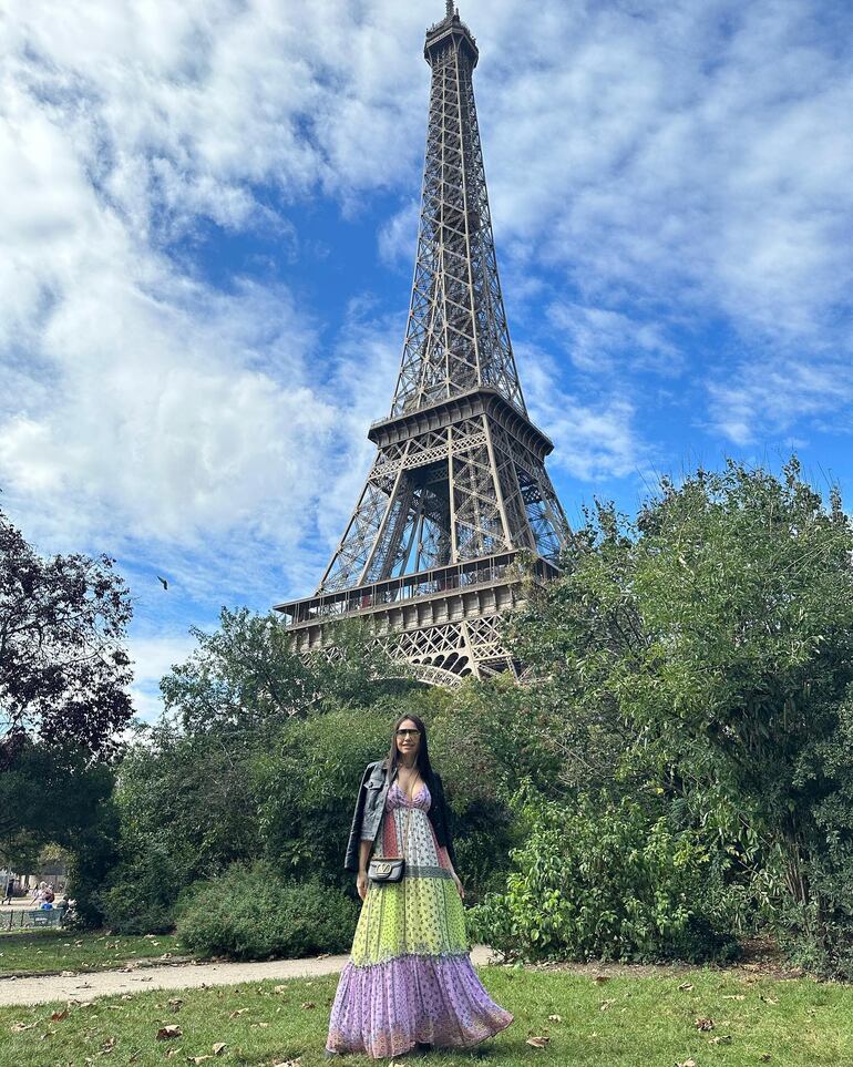 Melissa Quiñónez con la Torre Eiffel de fondo. (Instagram/Melissa Quiñónez)