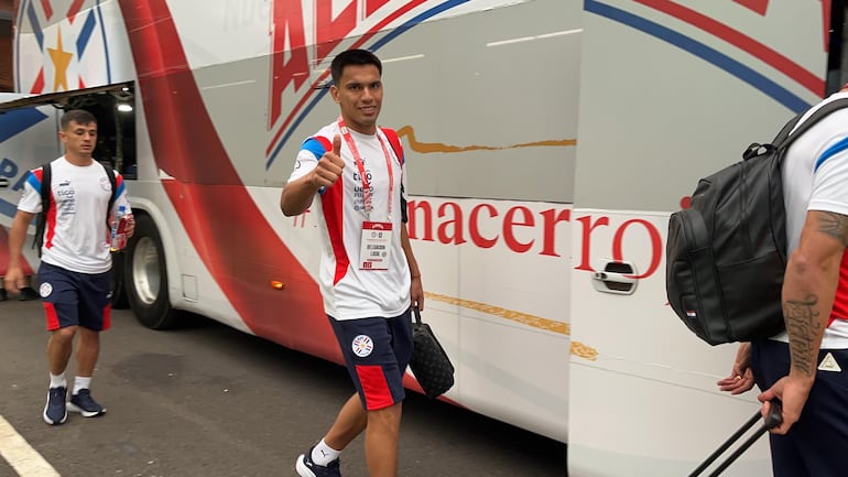 Los jugadores de Paraguay suben al bus para el viaje hasta el Defensores del Chaco.