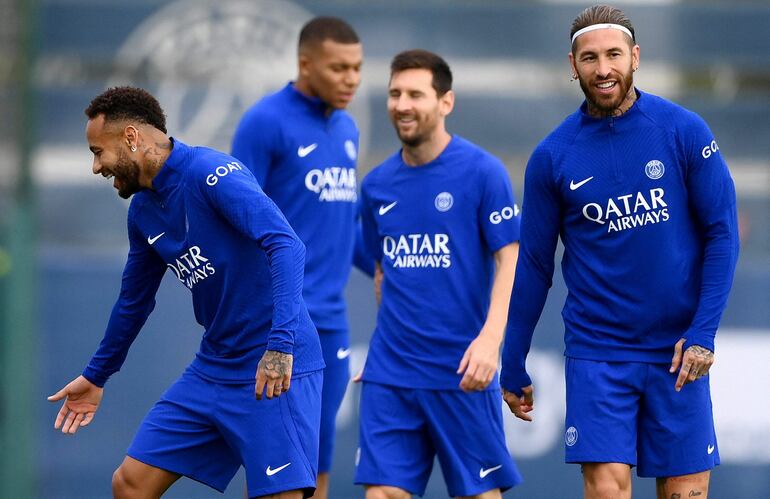 Sergio Ramos (d), junto a Neymar, Lionel Messi (c) en el entrenamiento del París Saint-Germain de Francia.