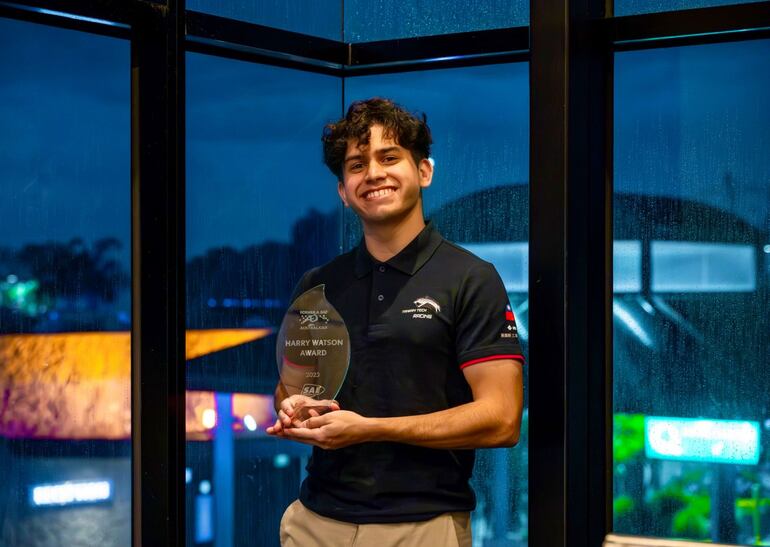 Nicolás Fleitas, estudiante paraguayo en Taiwán con el trofeo obtenido en Australia.