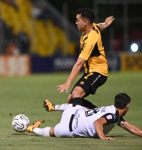 Néstor Camacho (Guaraní) pelea el balón con Ronal Domínguez (Tacuary) en Dos Bocas.