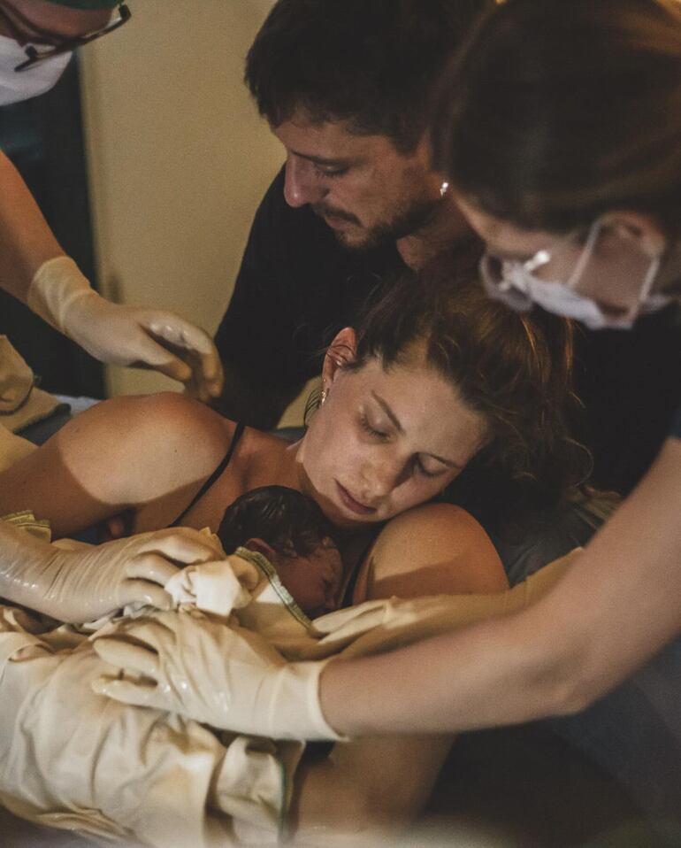 Anita Manzini y Ale Silva recibiendo a Aitana. (Instagram/Alejandro Silva)