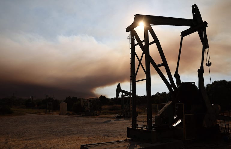 Un extractor de petróleo de Lake Fire, cerca de Los Olivos, California.