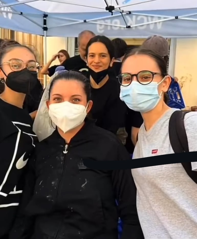 Rosalía repartió comida con los voluntarios de la ONG World Central Kitchen y conversó con los vecinos afectados por el temporal. (Instagram/MOTOMAMI TOUR)