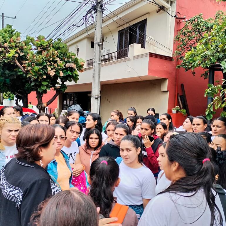 La senadora Esperanza Martínez (FG) con las mujeres postulantes que quedaron fuera de la selección para ingresar al Colegio de la Policía.