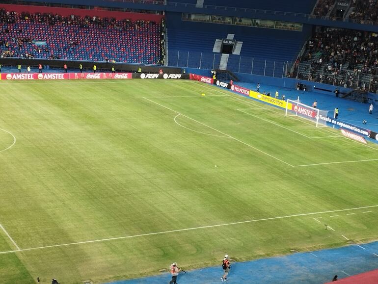 Así lucía el césped de La Nueva Olla en el partido entre Sportivo Trinidense vs. Boca Juniors por la Copa Sudamericana 2024.