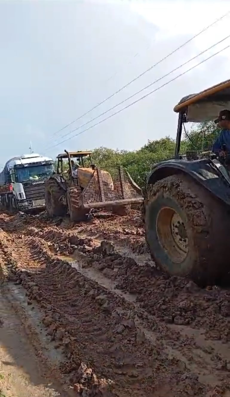 En camino Toro Pampa-desvío 65, tres poderosos tractores, ayudando a un tracto camión.