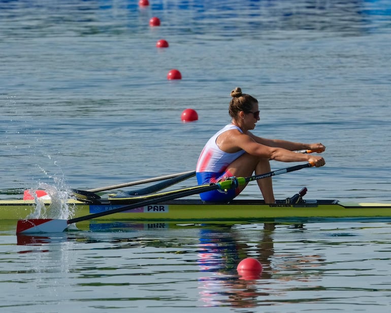 La remera paraguaya Alejandra Alonso compite en los cuartos de final de los Juegos Olímpicos 2024.