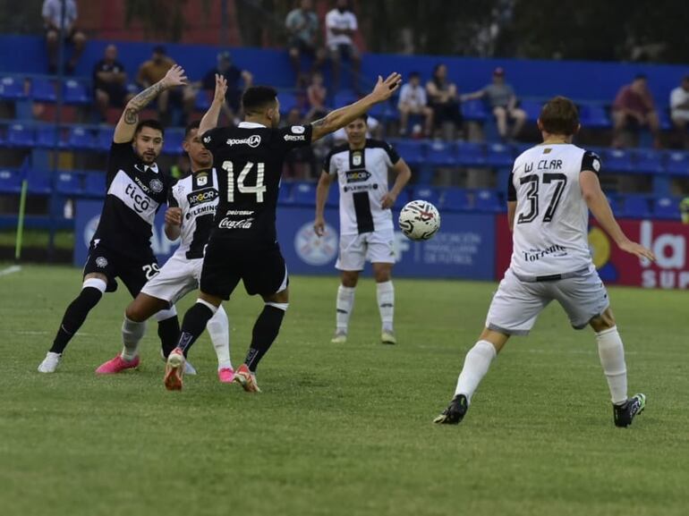 Víctor Salazar (i) y Fernando Cardozo (14), jugadores de Olimpia, en el partido contra Tacuary por el torneo Clausura 2023 del fútbol paraguayo.