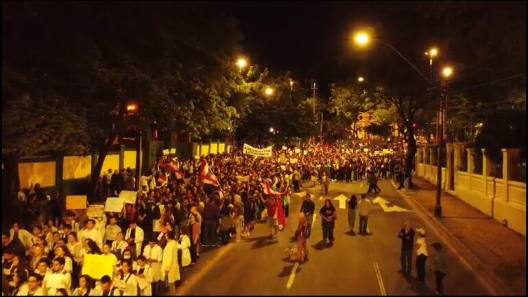 Marcha de estudiantes universitarios exigiendo Arancel Cero y derogación de la Ley Hambre Cero.