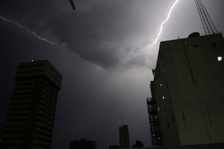 Anuncian lluvias y tormentas eléctricas para este viernes.