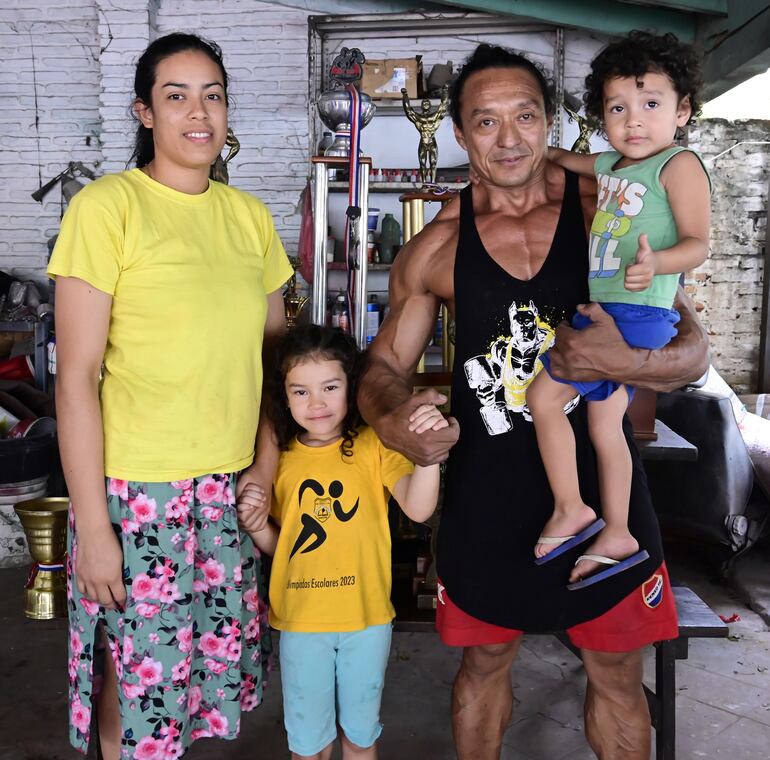 Bruno Benítez junto a su familia, lo más valioso que tiene entre sus trofeos.