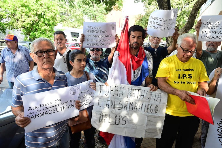 Bataglia acumuló en su contra incontables manifestaciones, principalmente por endeudar al seguro social. 