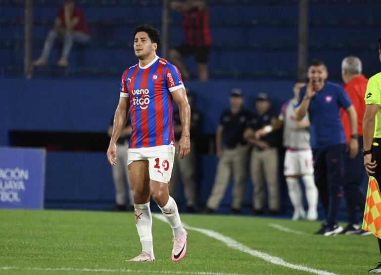 Cecilio Domínguez, jugador de Cerro Porteño, lamenta una lesión en el partido frente a General Caballero de Juan León Mallorquín por la fecha 15 del torneo Clausura 2024 del fútbol paraguayo en el estadio La Nueva Olla, en Asunción.