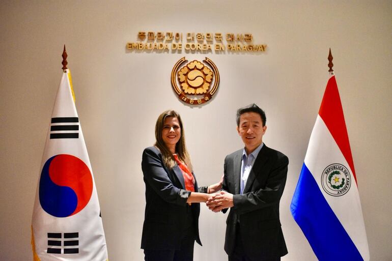  Kattya González con el embajador de Corea, Chan-sik Yoon.   