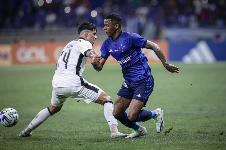 El argentino Leonel Di Plácido, jugador del Botafogo, pelea por el balón en el duelo contra Cruzeiro por la ronda 18 de la Serie A de Brasil en el estadio Mineirao, en Belo Horizonte.