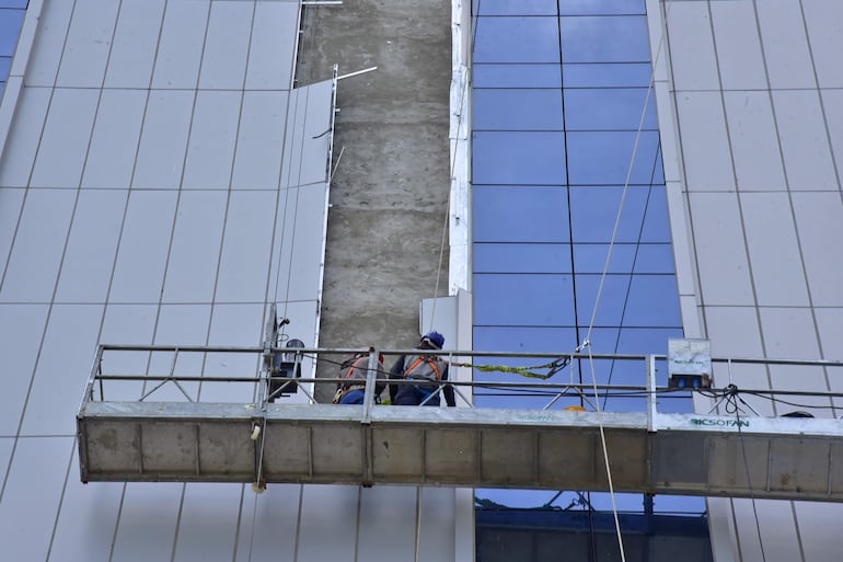 Parte del edificio que debe ocupar el MEC se quedó sin revestimiento. Hoy iniciaron los trabajos de reparación.