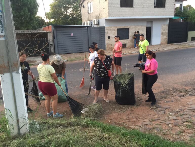 Vecinos de Lambaré se organizaron para realizar minga tras inacción municipal.