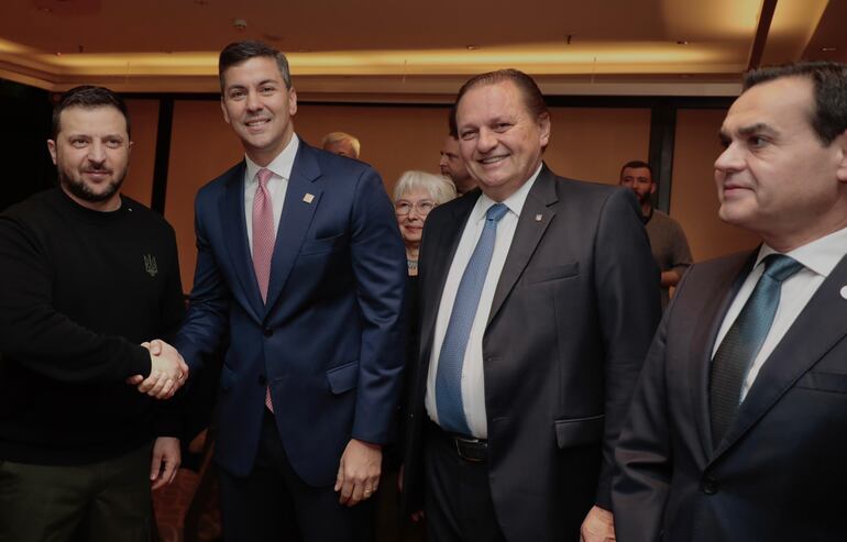 Volodimir Zelenski, presidente ucraniano; Santiago Peña, presidente de Paraguay;  Juan Ramón Cano, encargado de la Embajada de Paraguay en Argentina y Rubén Ramírez, ministro de Relaciones Exteriores de Paraguay.