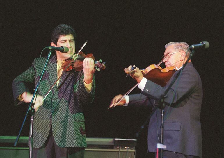 Luis Álvarez y su padre, don Lorenzo Álvarez, durante un concierto celebrado en 1999. El músico será recordado este viernes con el concierto "Al estilo Lorenzo".