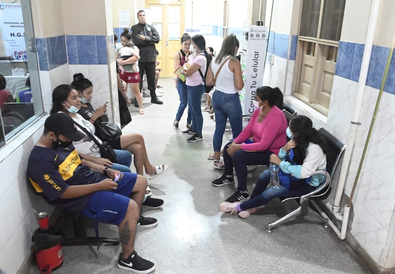 Pacientes esperan por atención médica en el Hospital Barrio Obrero. 