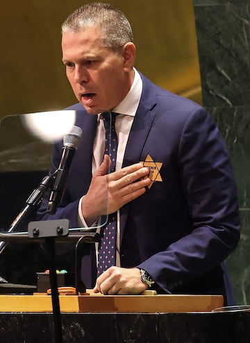 El embajador de Israel ante la ONU, Gilad Erdan, habla durante una ceremonia del Día Internacional en Memoria del Holocausto en la sede de la ONU en Nueva York el 26 de enero de 2024. (AFP)