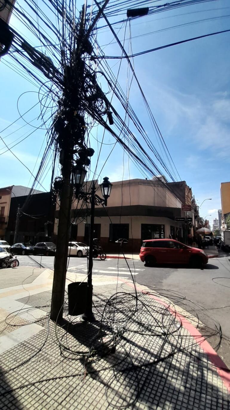 Ni en la Municipalidad de Asunción ni en la ANDE se responsabilizaron por la condición del cableado en la ciudad.