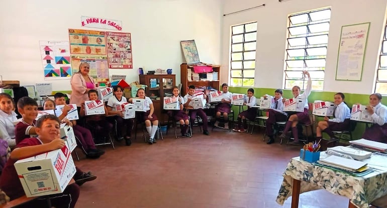 Escolares de la escuela N° 204 Maestras Fundadores desarrollarán proyectos didácticos en diferentes áreas del saber. Los beneficiados felices con sus cajas Americana Box.