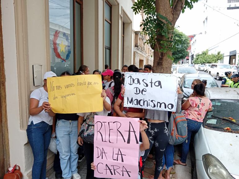 Mujeres aspirantes a policía se manifiestan pidiendo igualdad. 