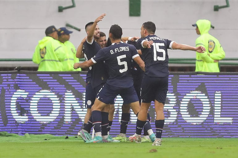 Los jugadores de la selección paraguaya celebran un gol en el partido contra Argentina por el Preolímpico Sudamericano Sub 23 en el estadio Nacional Brígido Iriarte, en Caracas, Venezuela.