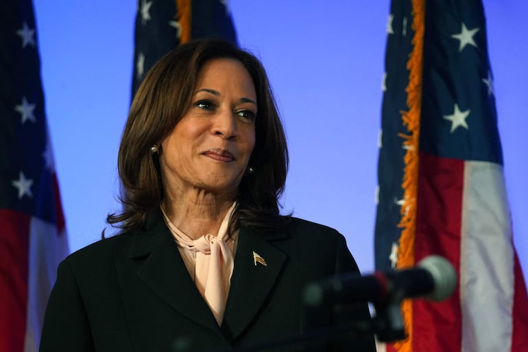 La candidata presidencial demócrata, la vicepresidenta estadounidense Kamala Harris, asiste a un evento de campaña en Divine Faith Ministries International el 20 de octubre de 2024 en Jonesboro, Georgia. 