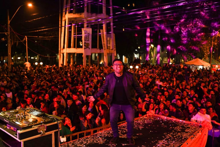 Dj Carlos Pereira, de Coronel Oviedo, presentando su show en Caazapá.