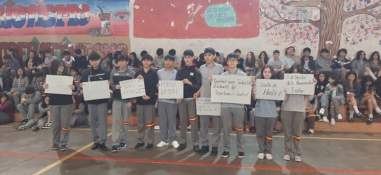 Alumnos del Colegio España de San Lorenzo protestaron por el corte del almuerzo escolar.