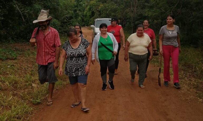 Pobladores de la compañía Pedrozo, de la localidad de Ypacaraí, hicieron ayer un recorrido para verificar las conexiones masivas que generan superpoblación y poca presión del agua.