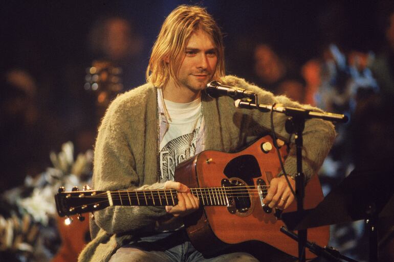 Kurt Cobain con la guitarra que será subastada.