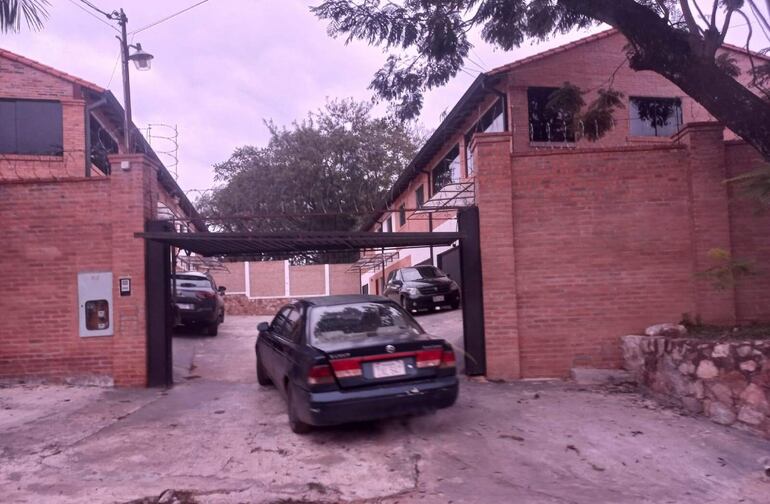 Acceso al condominio de viviendas al lado de la residencia de Bogarín Alfonso y que integraría su patrimonio.