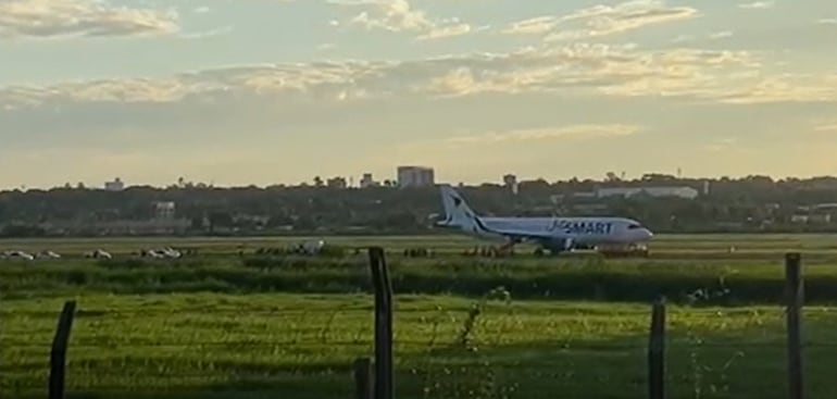 Avión JetSmart que fue inspeccionado tras la amenaza de bomba en el aeropuerto Silvio Pettirossi. (captura de video).