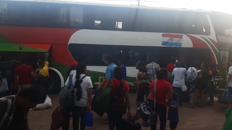 Finalmente, al atardecer del domingo, se consiguió un bus de mayor capacidad y se logró trasladar a todos los nativos al Chaco.