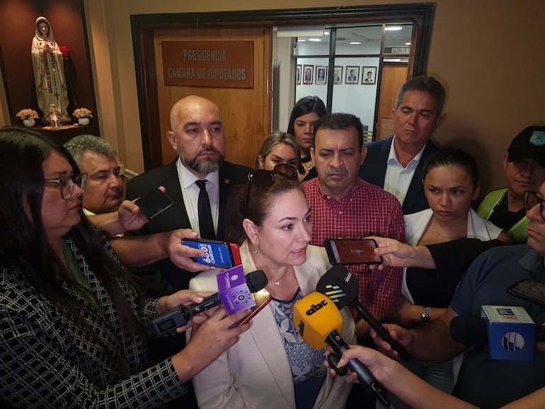 Integrantes de la bancada de Honor Colorado de la Cámara de Diputados tras reunión en la que se posicionaron sobre el fallecimiento del diputado Eulalio Lalo Gomes a manos de la policía durante un allanamiento a su vivienda.