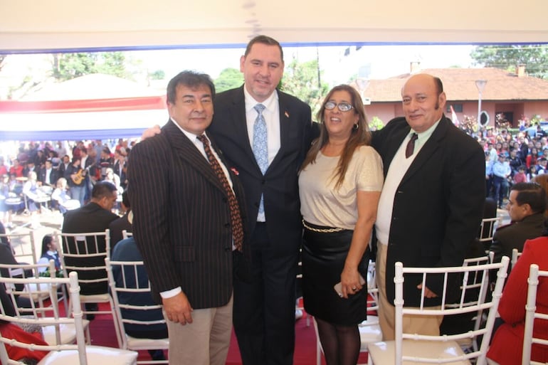 Papi Figueredo posa en un acto político con el senador Javier Zacarías Irún, en Ciudad del Este, con otras personas.