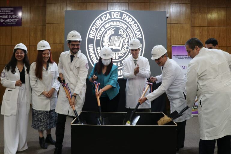 Realizan la palada inicial del Centro de Simulación de la Facultad de Ciencias Médicas de la UNA.