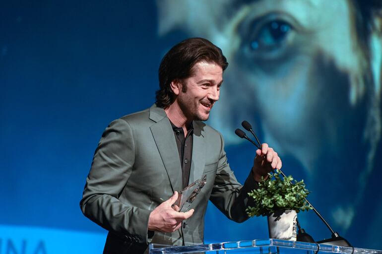 El actor mexicano Diego Luna mientras recibe el premio Variety Virtuoso del Festival de Cine de Miami, Florida (EE. UU).