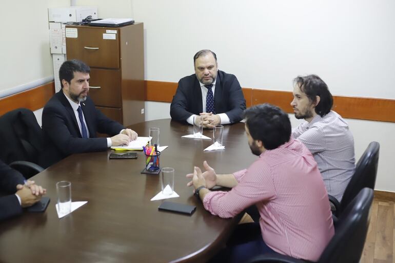 El Senador Mario Varela (c) con Santiago Ortiz  (SPP) y Dante Leguizamón  (Codehupy).