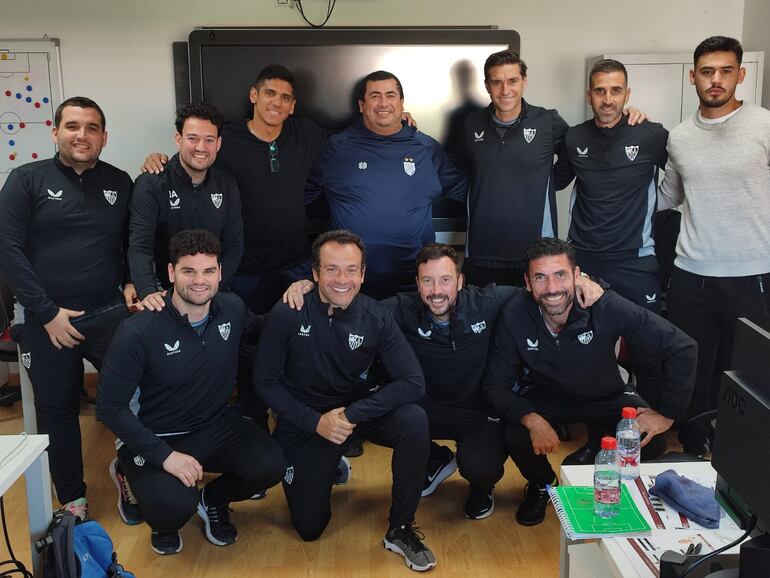 Humberto García y el cuerpo técnico de Diego Alonso en el Sevilla FC.