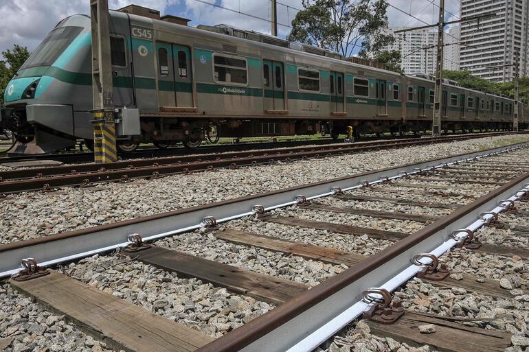 Un tren transita por vías férreas pintadas de blanco en Osasco, estado de São Paulo, Brasil.