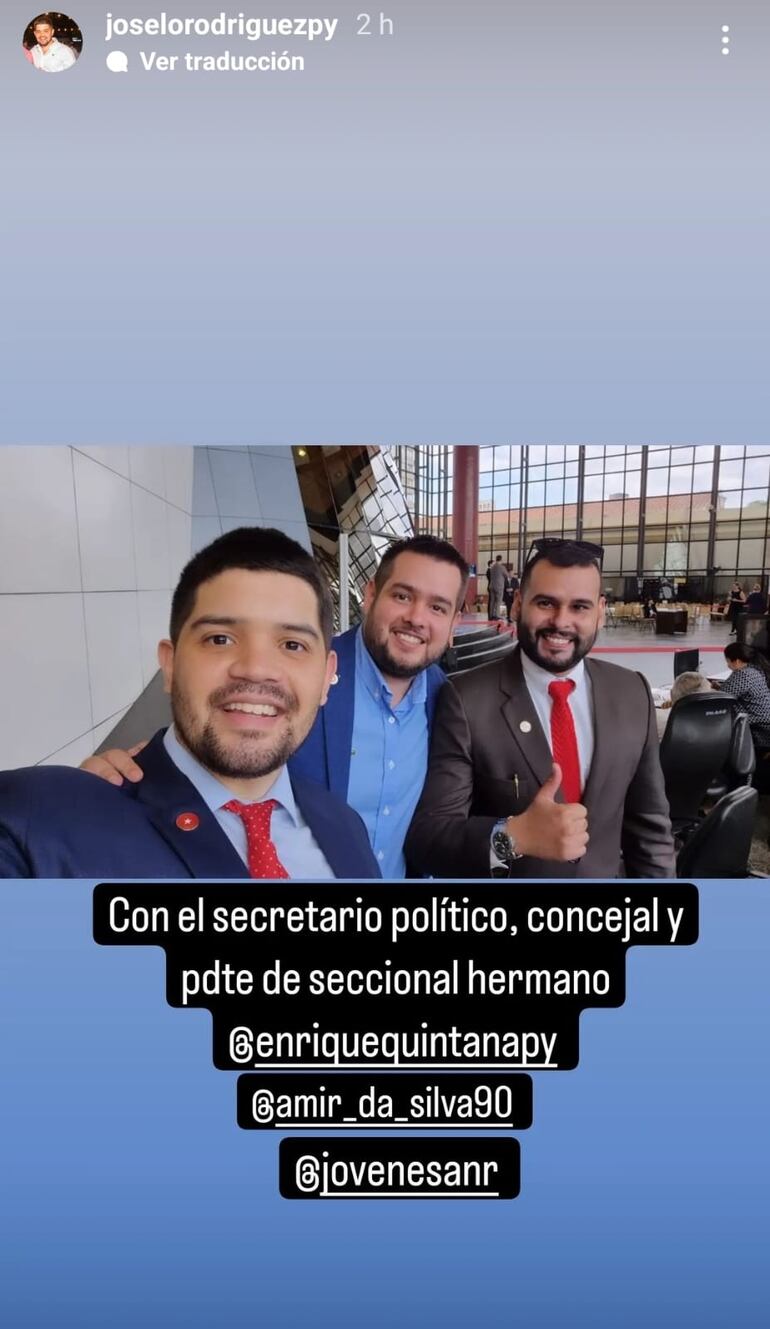 José Rodriguez Robertti (izq) con dirigentes colorados de Luque en la sede del Congreso Nacional.