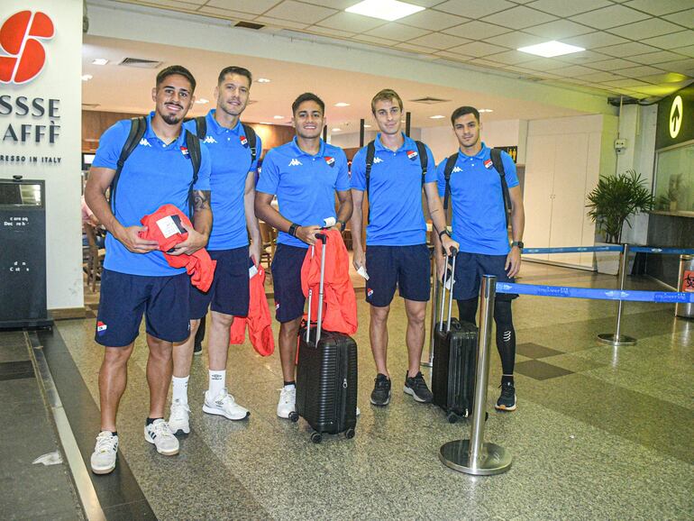 Los jugadores de Nacional en el Aeropuerto Internacional Silvio Pettirossi antes del viaje a la ciudad de Lima, sede de la revancha de la Fase 1 de la Copa Libertadores 2025.