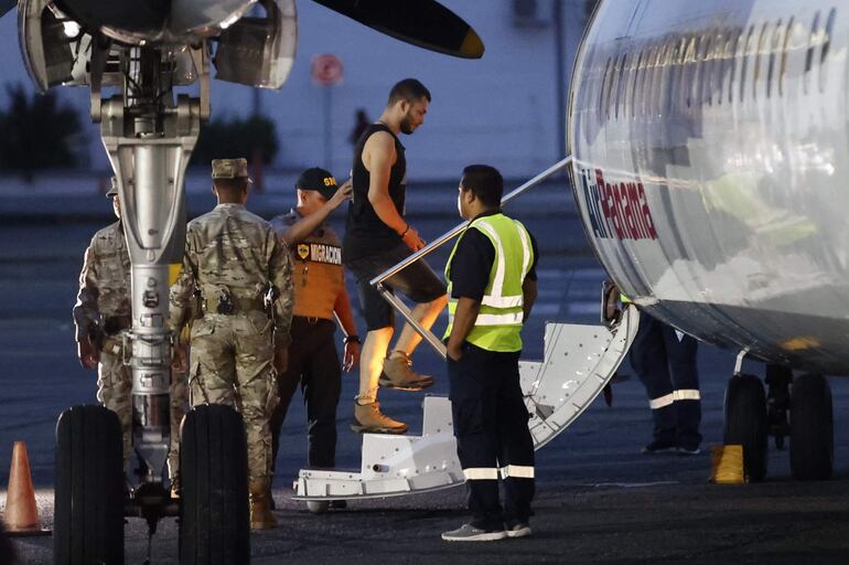 Un migrante sube a un avión para ser deportado a Colombia este martes, en el aeropuerto Marcos A. Gelabert en Ciudad de Panamá (Panamá). El Gobierno de Panamá deportó un primer grupo de 29 migrantes que cruzó el Darién ilegalmente, de acuerdo a un memorando de entendimiento entre los gobiernos de Panamá y los Estados Unidos.