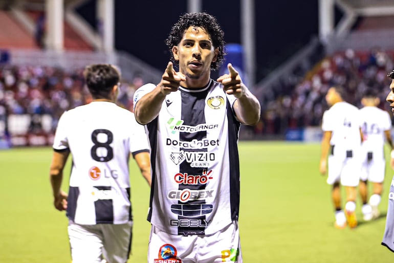 El paraguayo Renzo Carballo, futbolista de Diriangén FC, celebra un gol en el partido frente a Real Estelí por la primera final del torneo Apertura 2024-2025 de la Liga Nacional de Nicaragua en el estadio Independencia, en Estelí, Nicaragua.